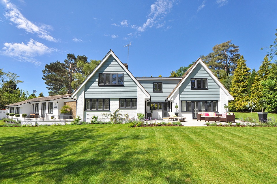 Grande maison avec une façade en bois