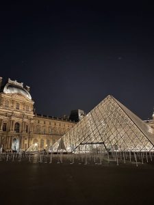 Vue du musée du Louvre et de sa pyramide.