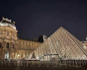 Vue sur la célèbre pyramide du musée du Louvre