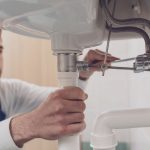 What is the best way to locate a plumber in Paris?