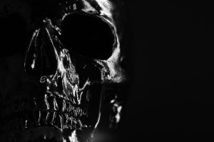 tête de squelette sur un fond noir