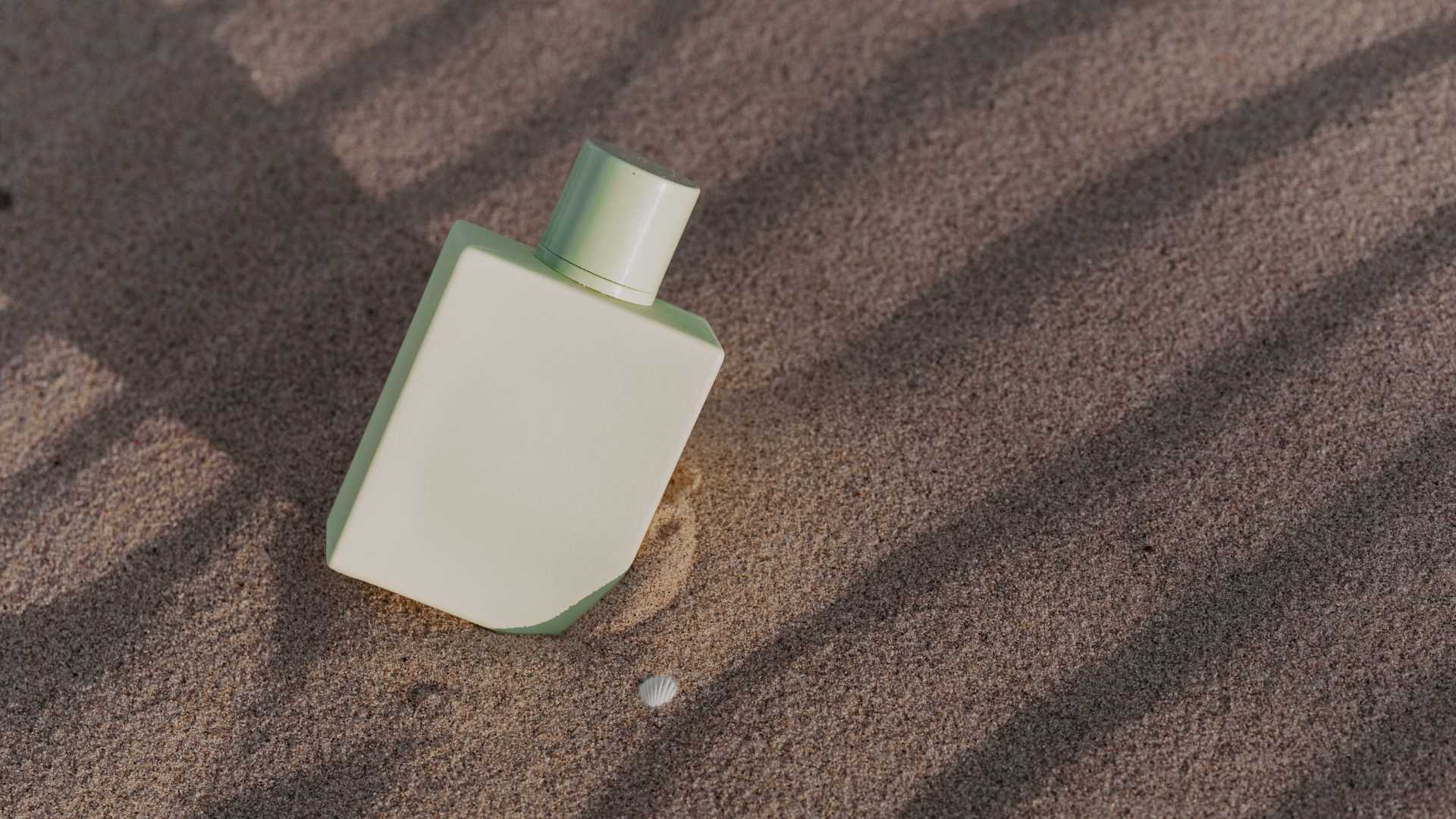 flacon de parfum dans le sable