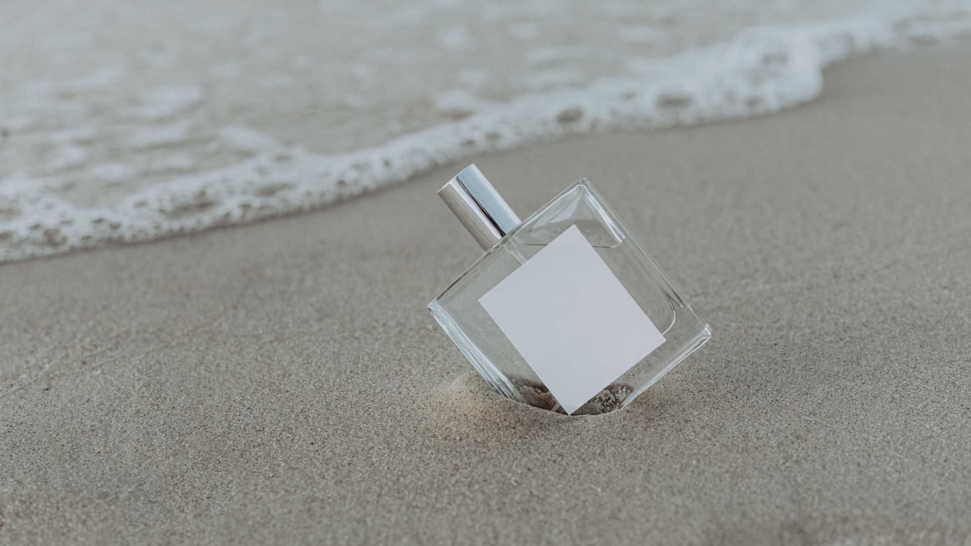 flacon de parfum sur la plage