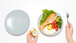 deux assiettes sur une table, une vide et une pleine