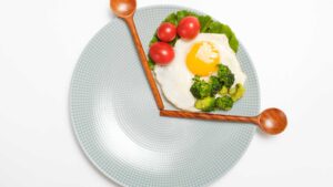 assiette presque vide avec une omelette et des légumes
