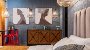 mur décoré avec des tableaux