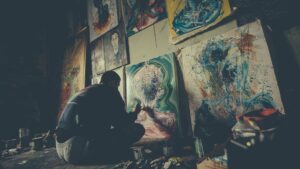 artiste dans son atelier