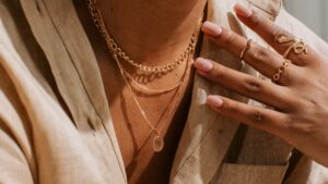 femme avec des bijoux en or