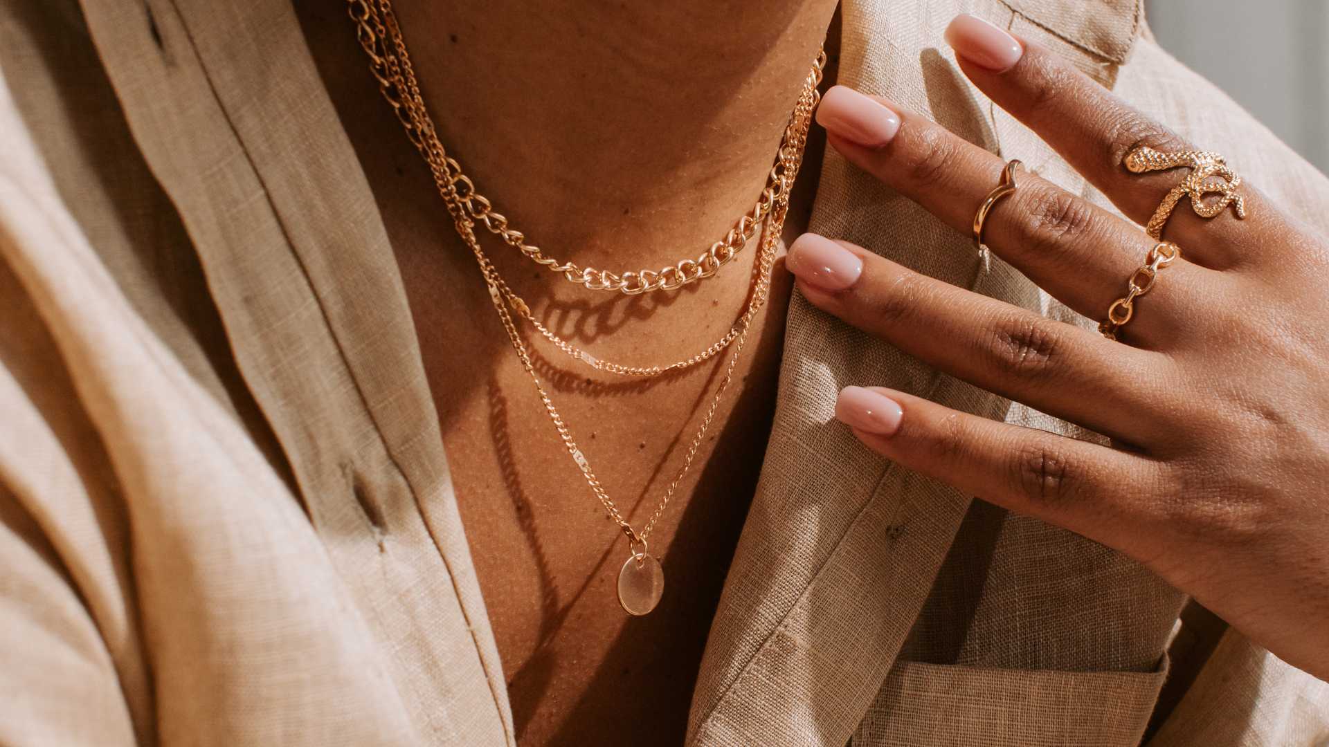 femme avec des bijoux en or