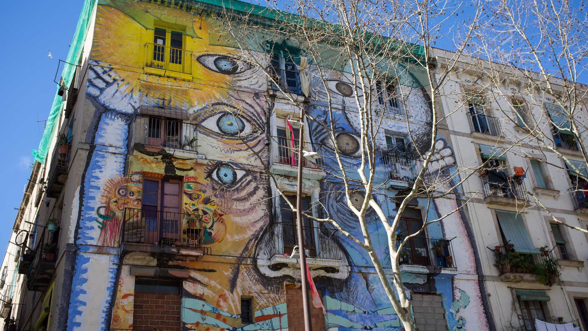 immeuble peint en street art