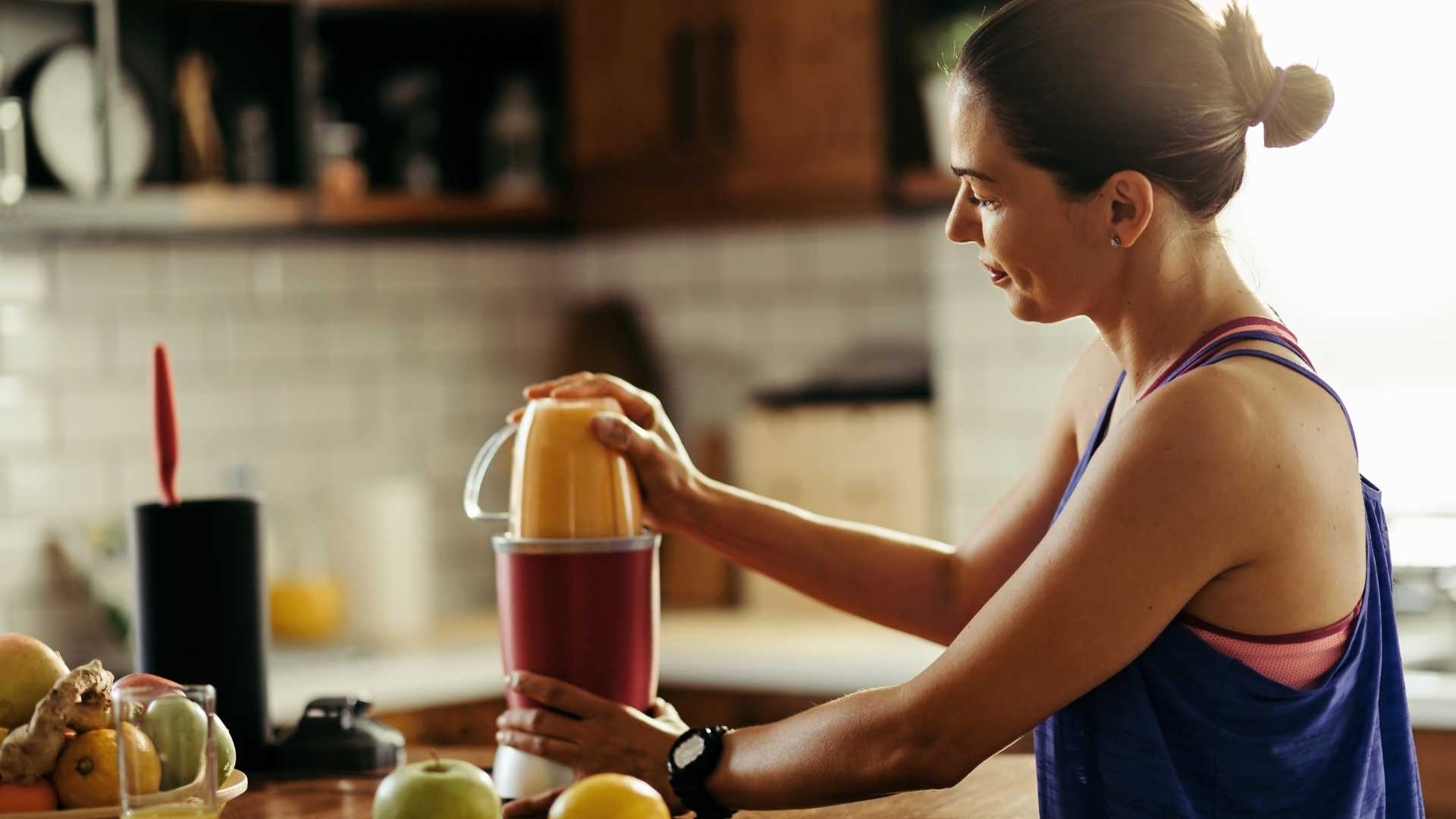 femme qui se prépare un smoothie