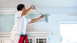 homme qui peint son mur en bleu