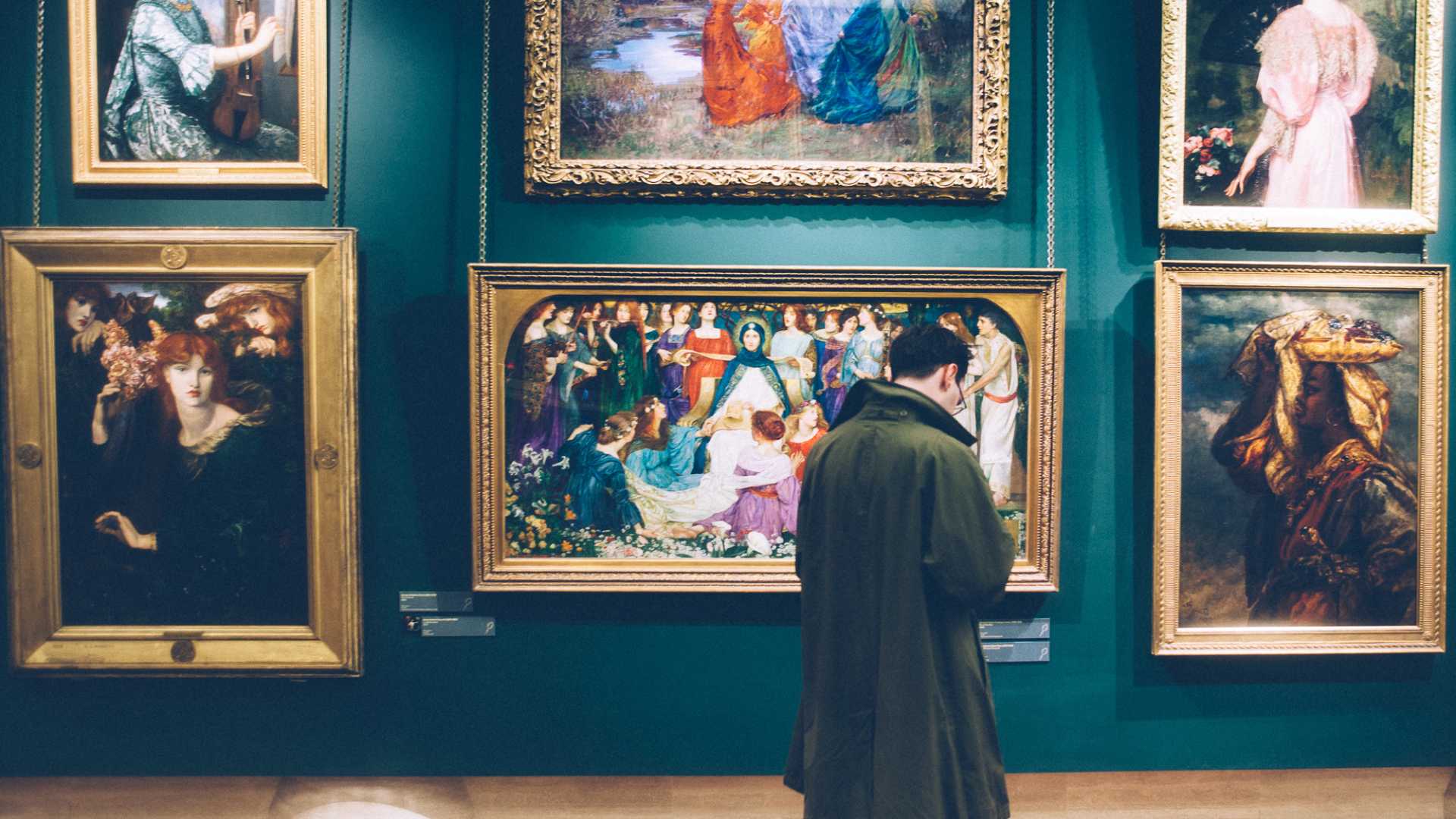 homme dans un musée