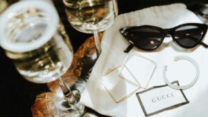 table d'une terrasse avec des accessoire de luxe