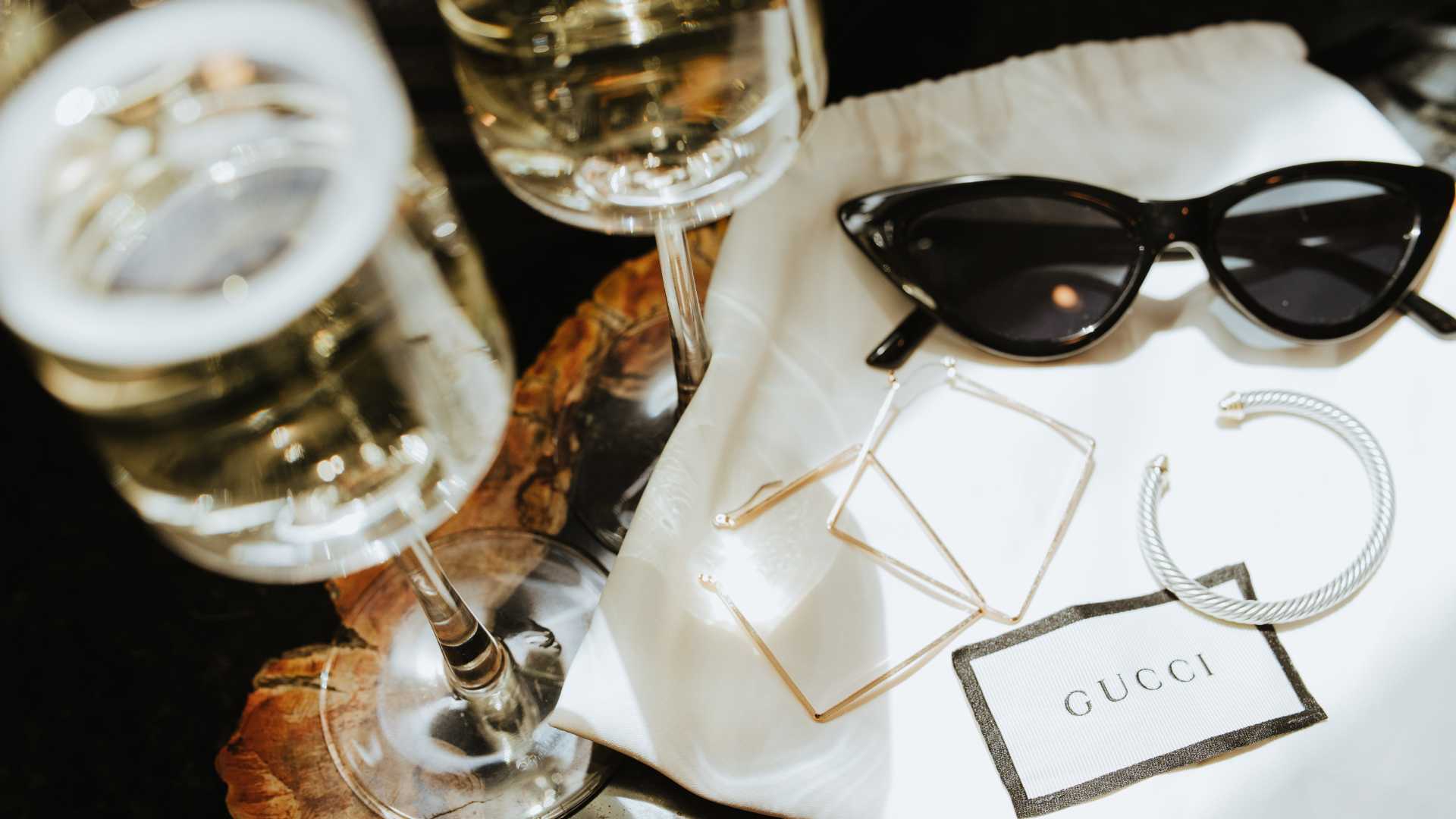 table d'une terrasse avec des accessoire de luxe