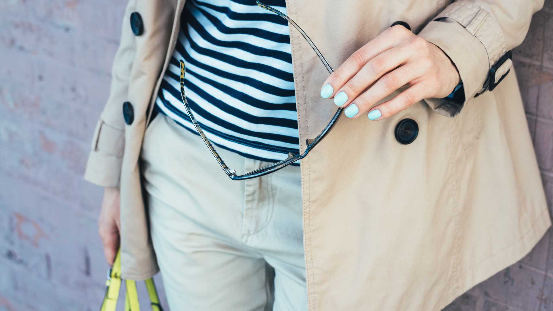 tenue d'une femme avec une marinière