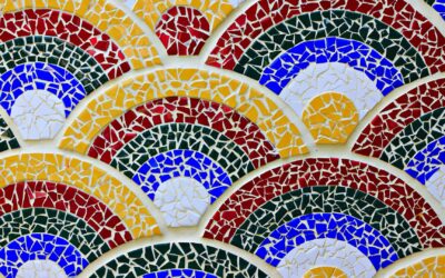 Réaliser des mosaïques avec de la vaisselle cassée